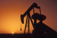 Stabilna opskrba i slabi gospodarski podaci oslabili naftna trita