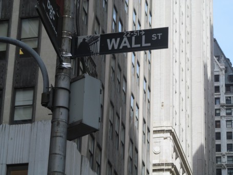 Bonusi na Wall Streetu padaju 20%