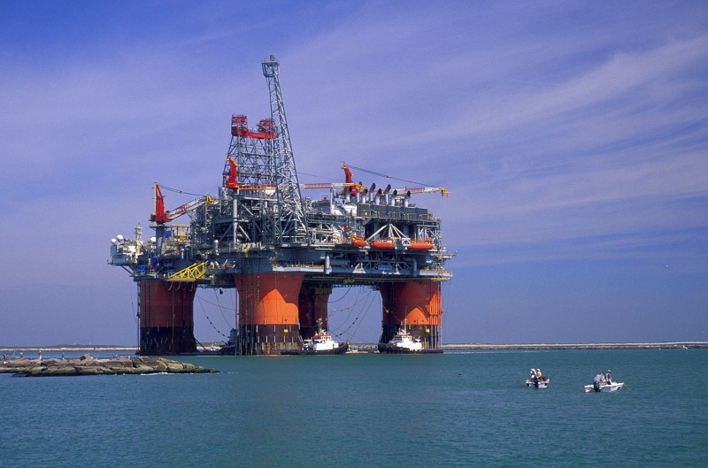 Zabrinutost zbog punih skladita spustila cijene nafte ispod 27 dolara