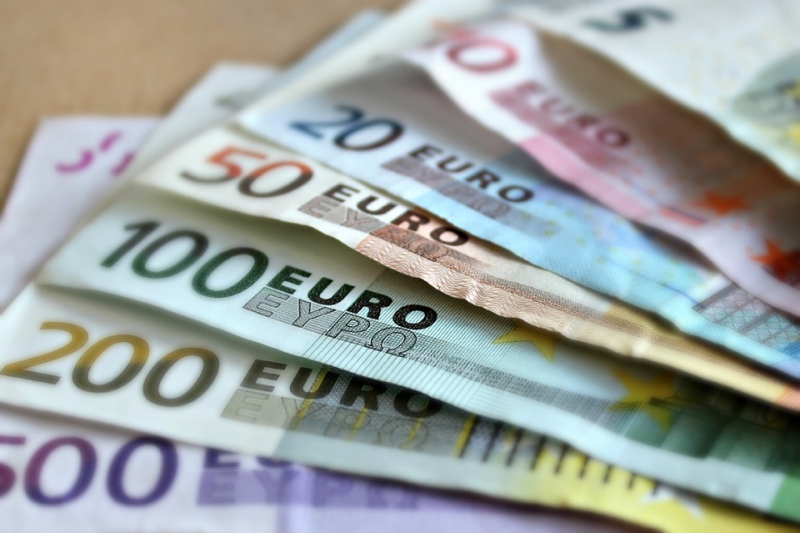 Euro na najviim razinama od sredine oujka, dolar oslabio