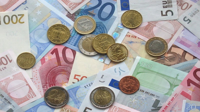 Euro ojaao prema dolaru zbog vee potranje