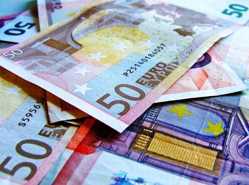 Stabilizacija eura nakon otrog pada zbog poraza Renzija na referendumu