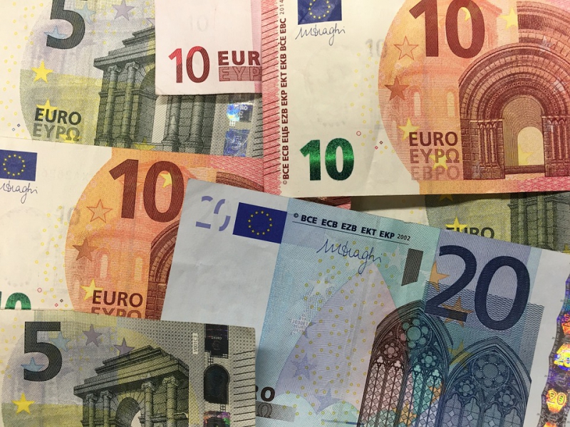Euro blizu najviih razina u dva mjeseca; dolar blago ojaao nakon Fedova poteza