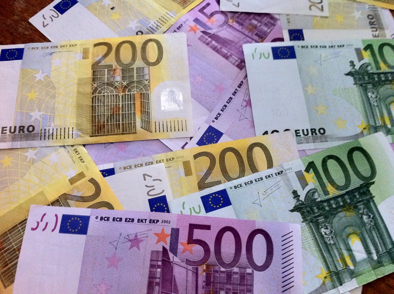 Euro ojaao, ′naftne valute′ pod pritiskom