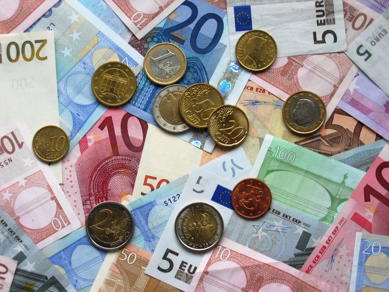 Euro blago oslabio prema dolaru, glavna tema Italija