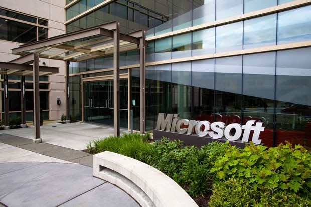 Prihodi Microsofta porasli, cijena dionice pala
