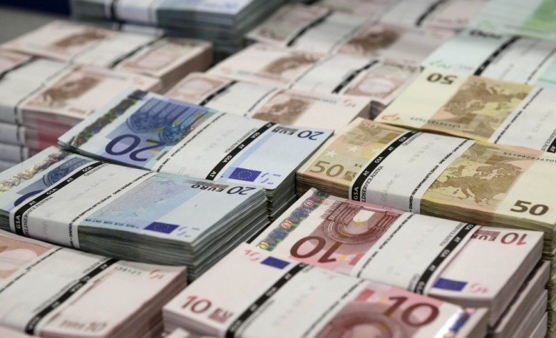 Euro skliznuo ispod najviih razina u tri godine prema dolaru