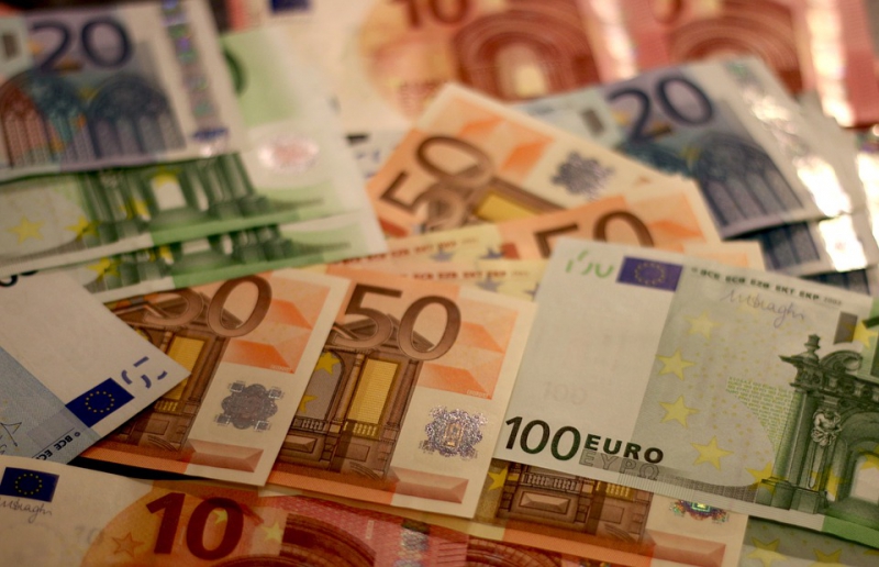 Euro blago ojaao prema dolaru